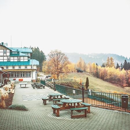 Retro Hotel Pod Zvicinou Bílá Třemešná Exterior foto